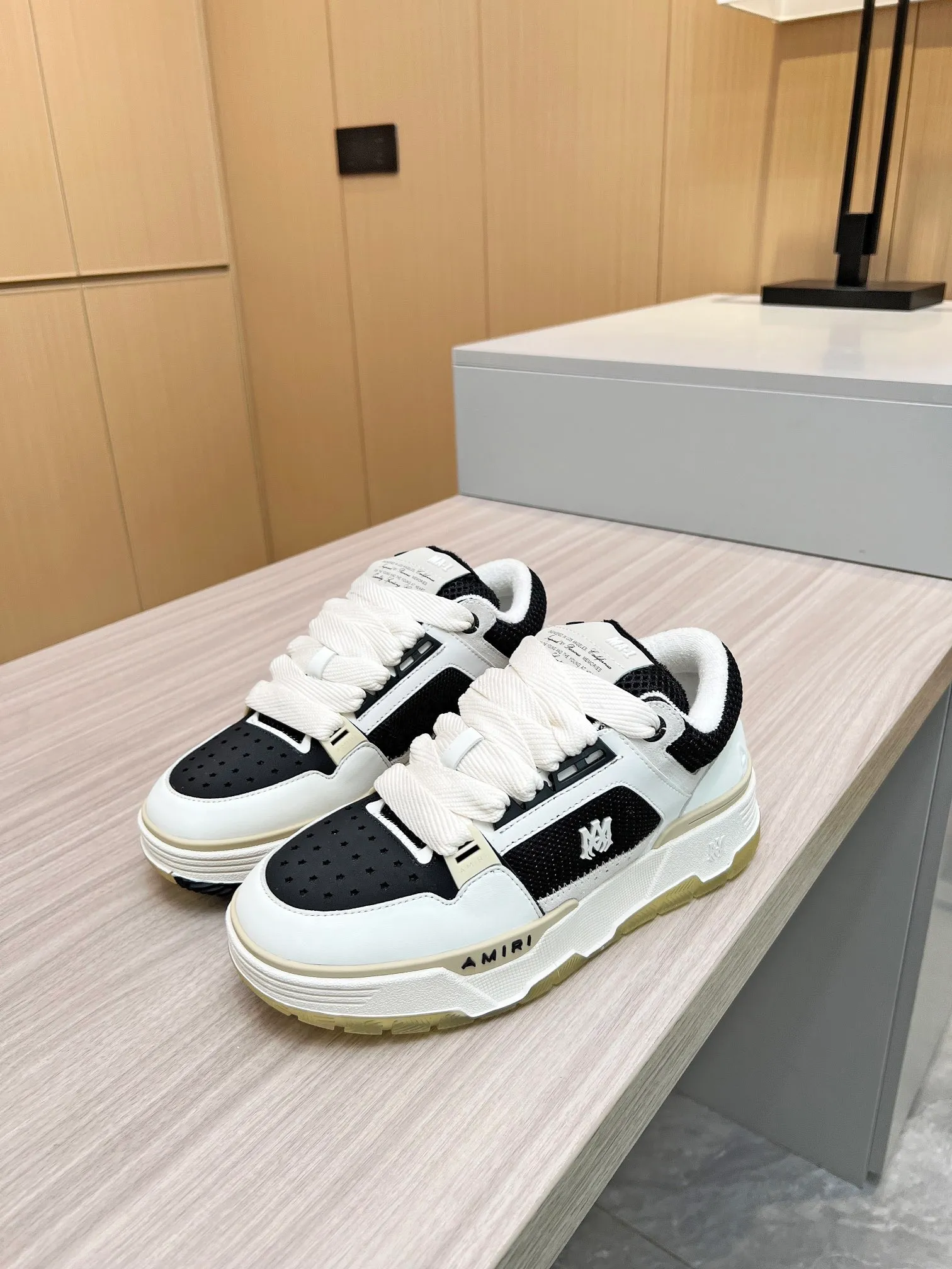 p620💰Men's shoes Amiri Emile's 2023 spring and summer new MA-1 bread shoes, couple models, casual sports shoes, sneakers Amiri gave up the rock punk style in the new season and used a large number of unsaturated colors, Morandi tones, whether you see or wear them, it will make people very happy. The large tongue of the bread shoes continues, shortens the length of the shoe body, thickens the midsole, and the toe part is more rounded. Amiri's brand letters and MA logo appear on the side of the shoe. Fabric: Original customized imported first-layer cowhide + mesh. Lining: Original customized breathable towel lining. Outsole. Foam combination material. Bottom thickness: 4CM. Size: Men's 39-45